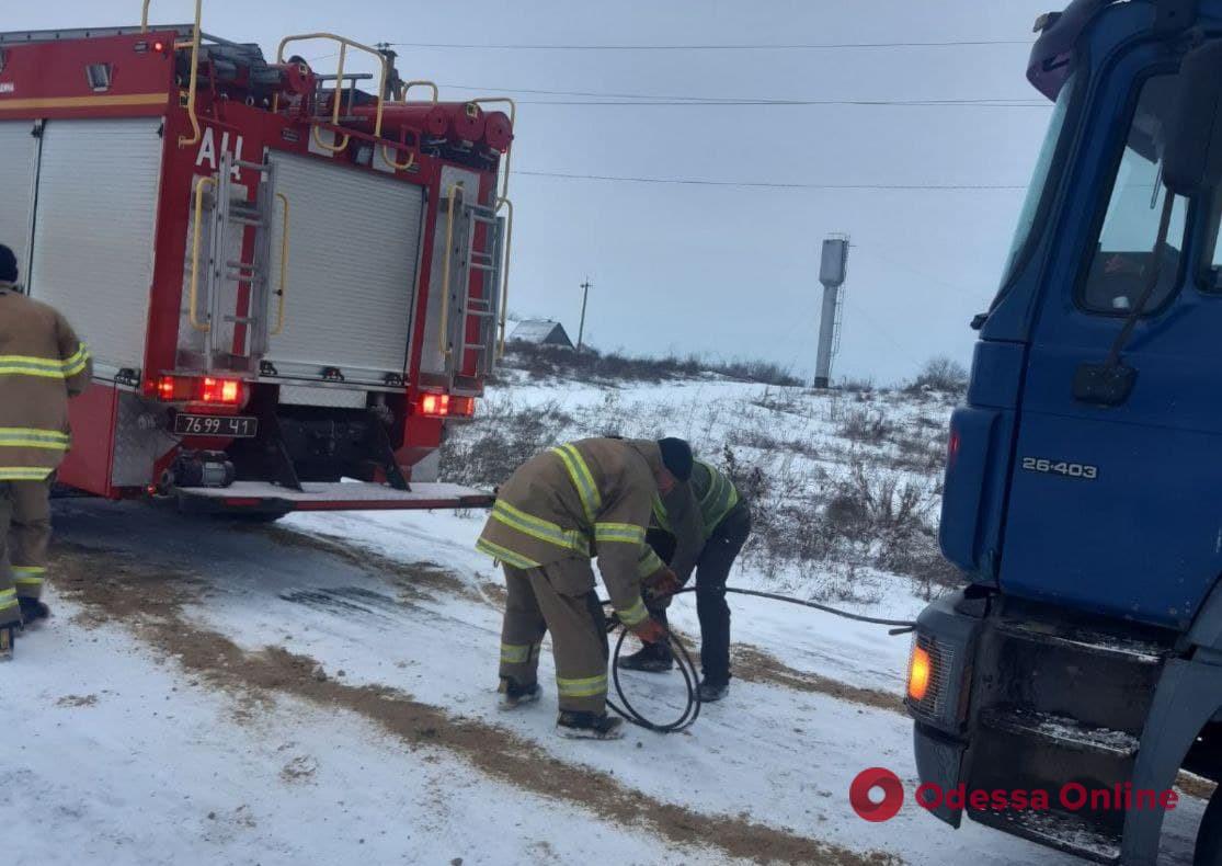 Одесские спасатели вытащили из снежного заноса три легковушки и один грузовик