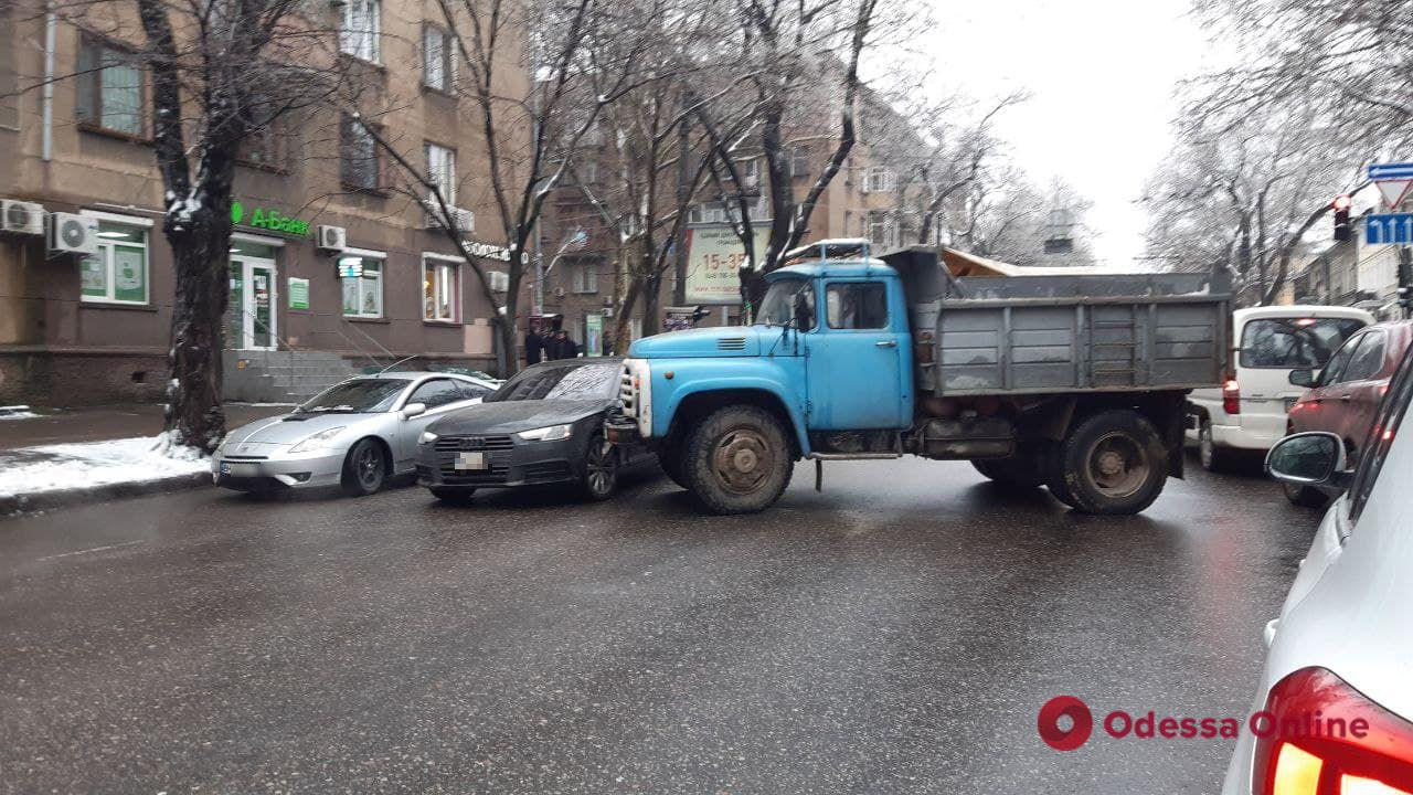 В центре Одессы столкнулись грузовик и легковушка