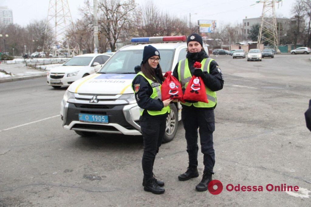 В Одессе патрульные полицейские провели предновогоднюю акцию-опрос среди водителей