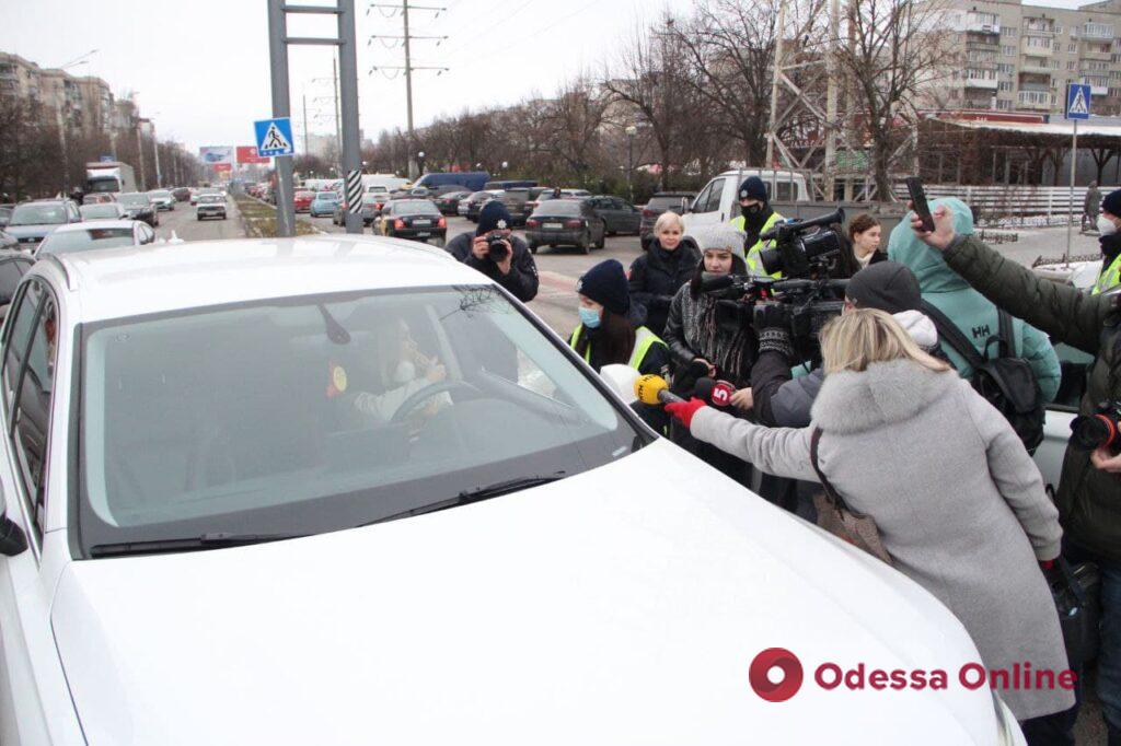 В Одессе патрульные полицейские провели предновогоднюю акцию-опрос среди водителей
