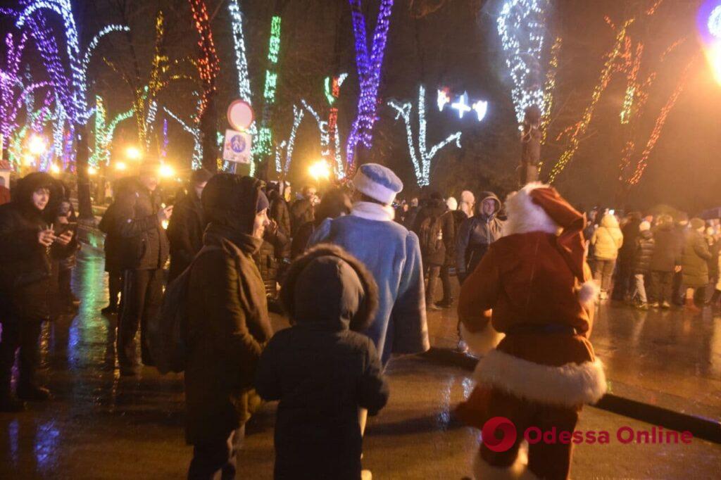 Веселье, танцы и Haddaway на сцене: одесситы отмечают Новый год на Думской площади (фоторепортаж)