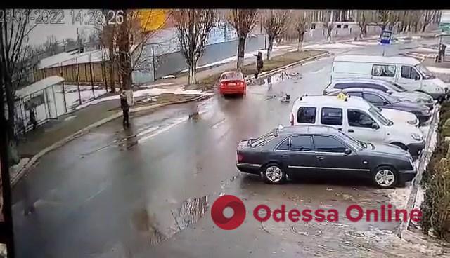 В Белгороде-Днестровском легковушка сбила женщину: пострадавшая в тяжелом состоянии (видео 18+)