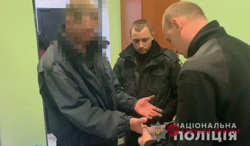 Избил деревянной табуреткой: в Одесской области парень ограбил пенсионерку, у которой снимал жилье