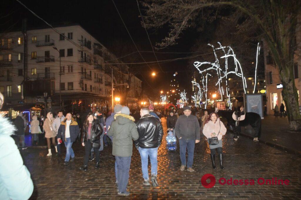 Продолжаем праздновать: первый вечер года в центре Одессы (фоторепортаж)