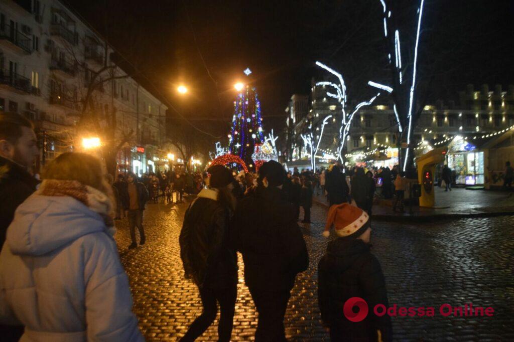 Продолжаем праздновать: первый вечер года в центре Одессы (фоторепортаж)