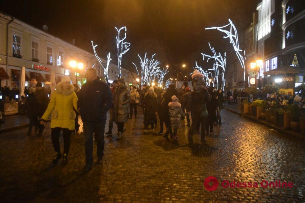 Продолжаем праздновать: первый вечер года в центре Одессы (фоторепортаж)