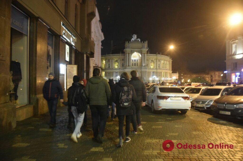 Продолжаем праздновать: первый вечер года в центре Одессы (фоторепортаж)