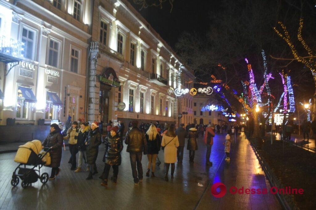 Продолжаем праздновать: первый вечер года в центре Одессы (фоторепортаж)