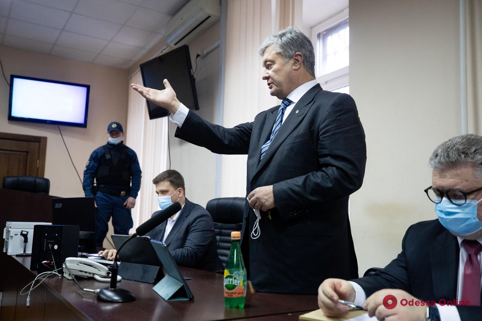 Дело Порошенко: после 4 часов в совещательной комнате судья перенес объявление решения