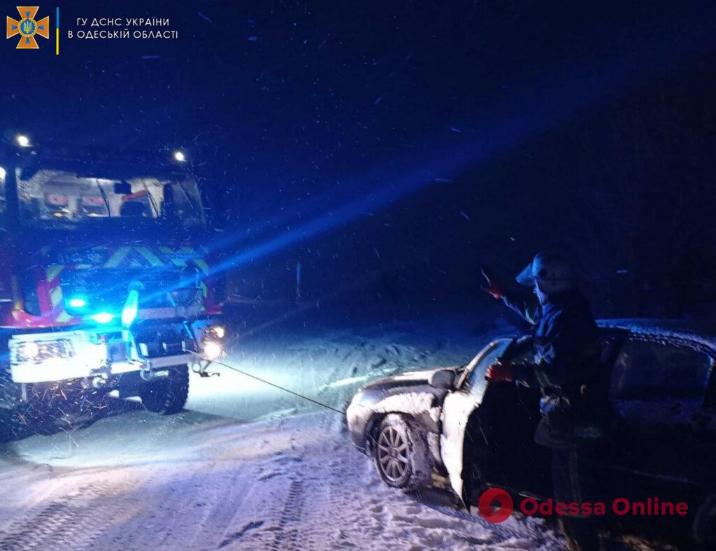 На трассе в Одесской области три авто попали в снежную ловушку