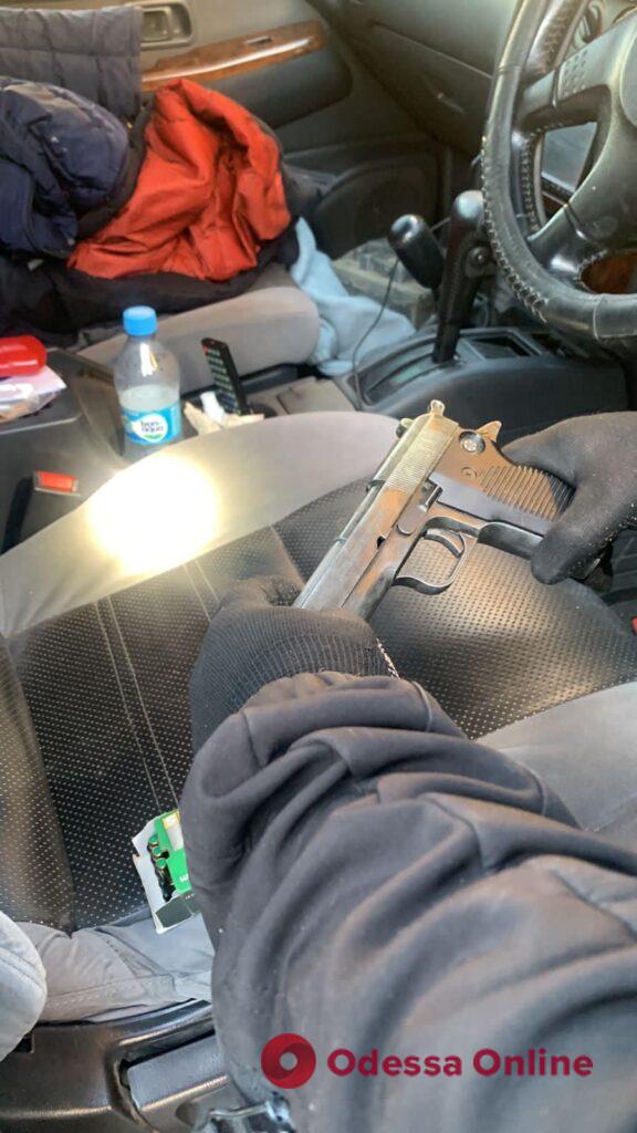 Одесские таможенники изъяли пистолет у мужчины, который направлялся в Румынию