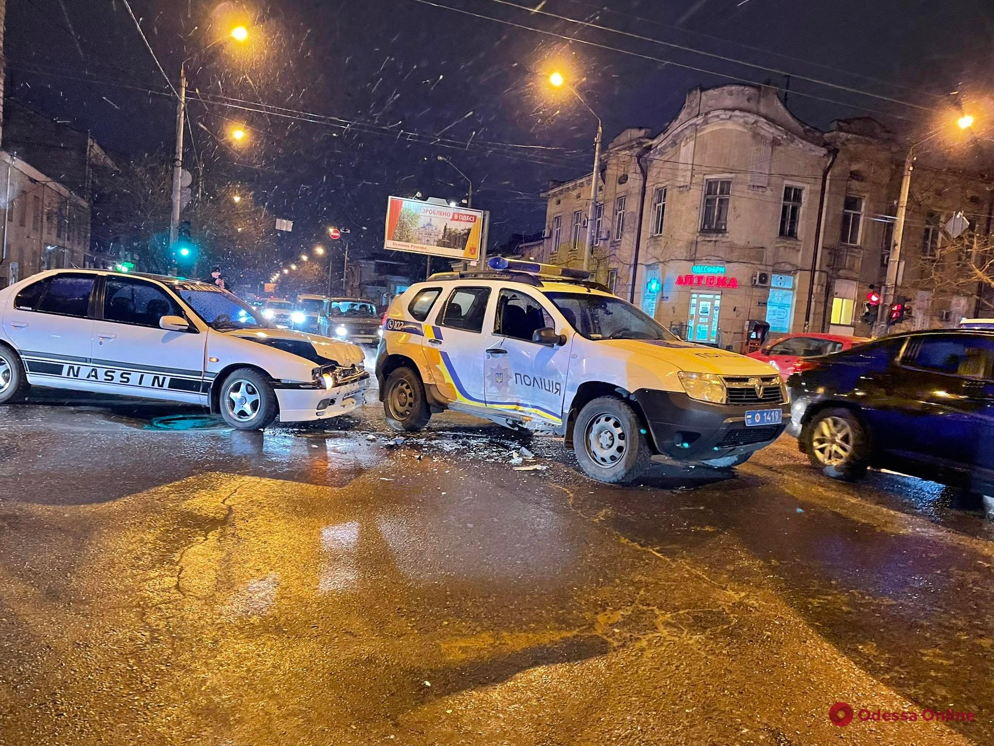 На Молдаванке произошло ДТП с участием служебного автомобиля полиции (фото)