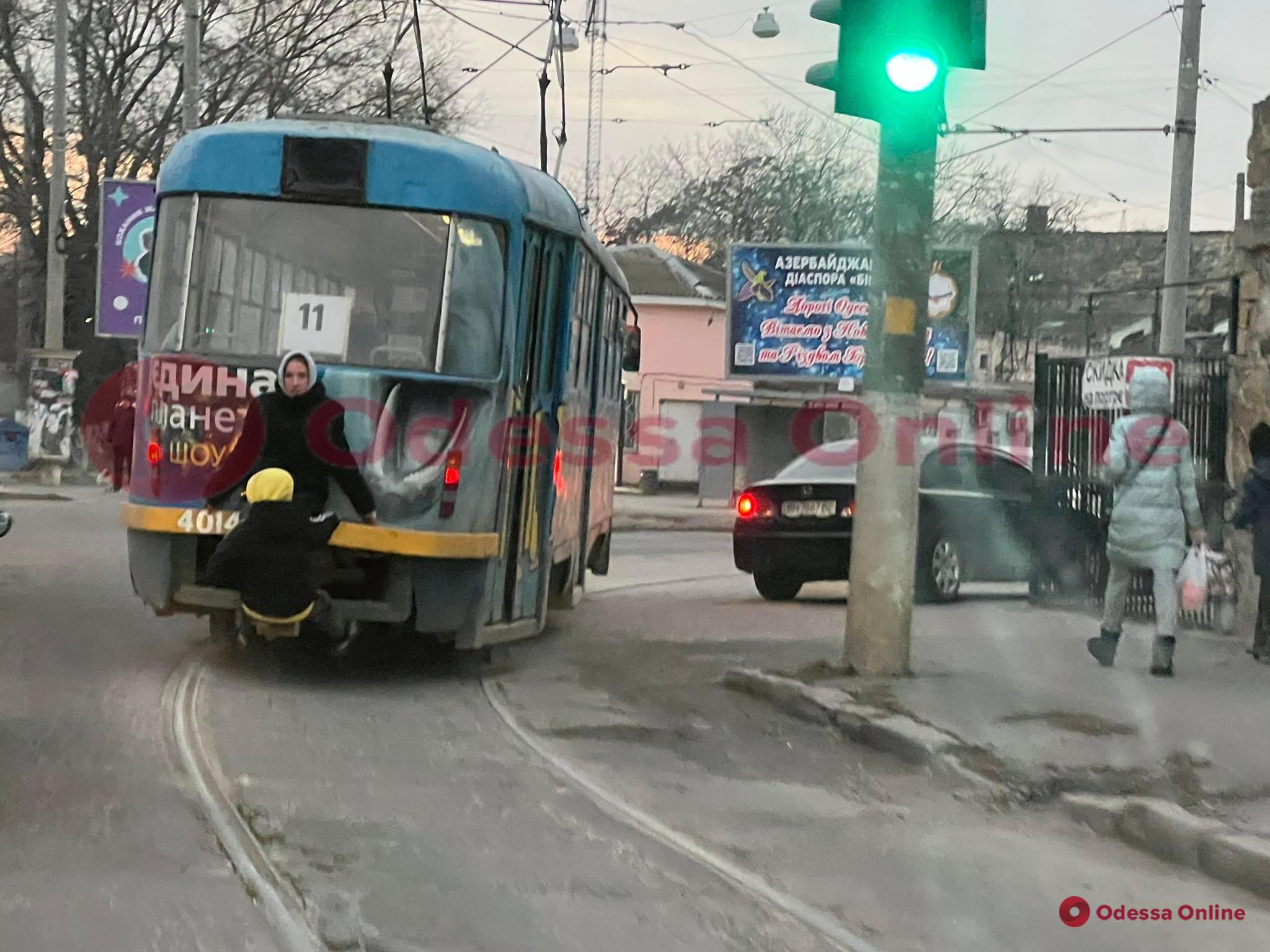Одесситы заметили женщину с ребенком, которые в мороз ехали на «колбасе» трамвая (фотофакт)