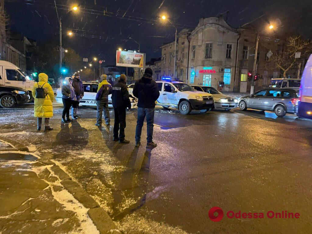 На Молдаванке произошло ДТП с участием служебного автомобиля полиции (фото)