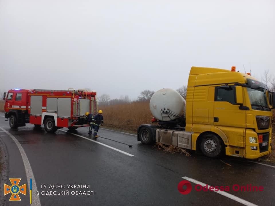 Снег и гололед на дороге: одесские спасатели помогли водителям трех грузовиков и одной легковушки