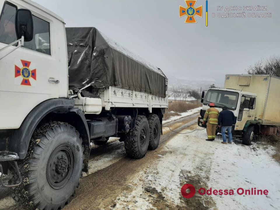 Снег и гололед на дороге: одесские спасатели помогли водителям трех грузовиков и одной легковушки