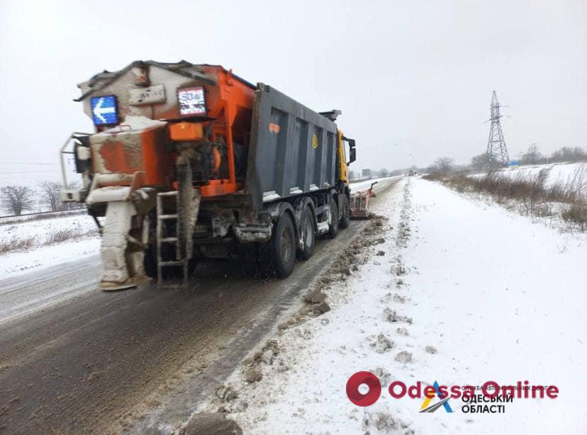 Непогода: в Одесской области снегоуборочные машины чистят дороги (видео)