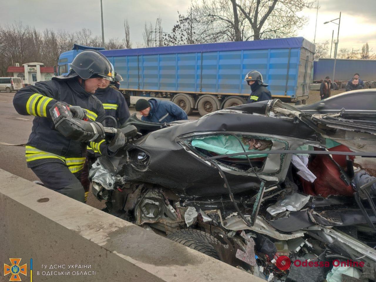 На трассе Одесса-Киев столкнулись три авто — погибла женщина (обновлено)