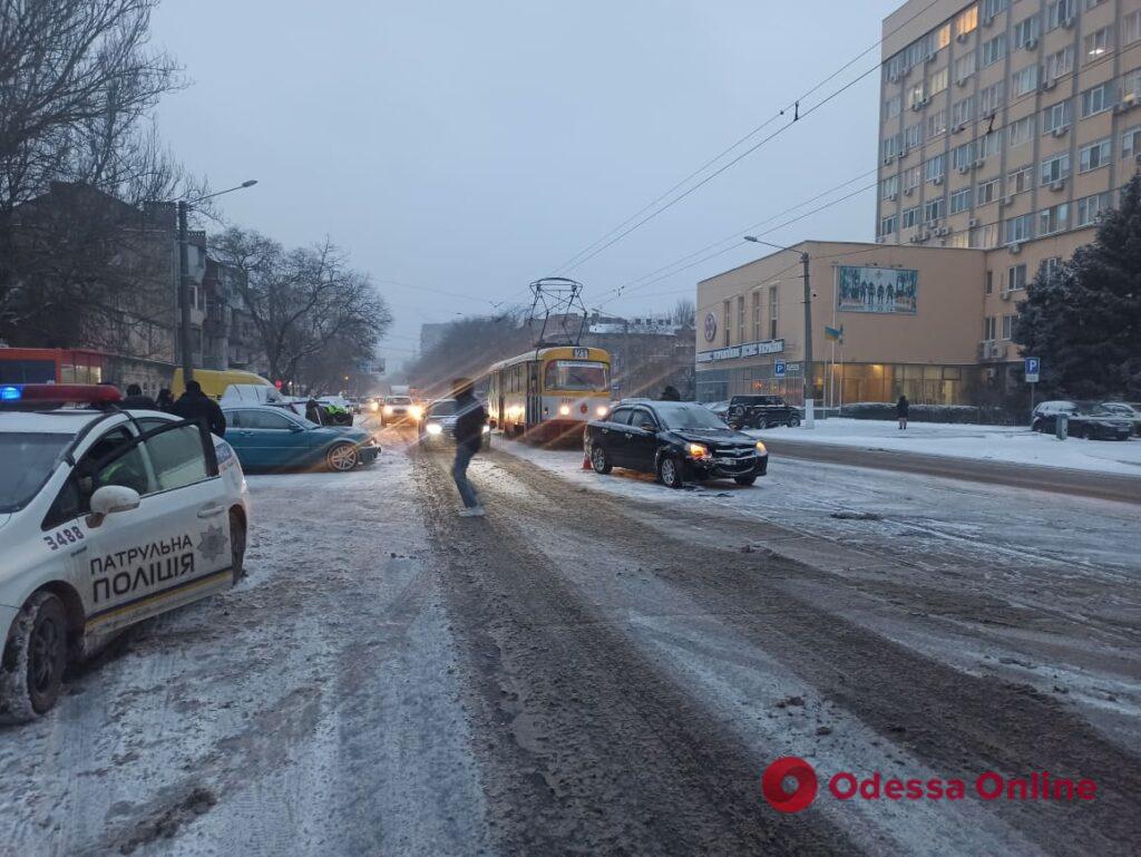 На Прохоровской столкнулись три авто