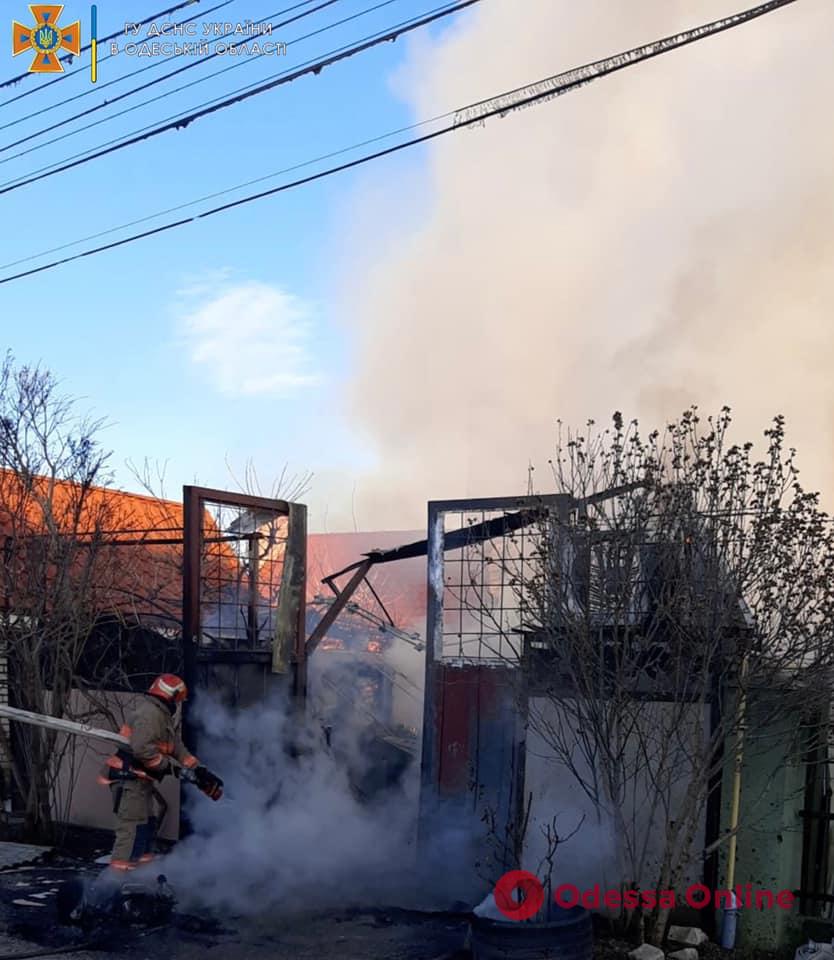 Короткое замыкание: в Черноморске сгорел гараж и находившийся внутри фургон