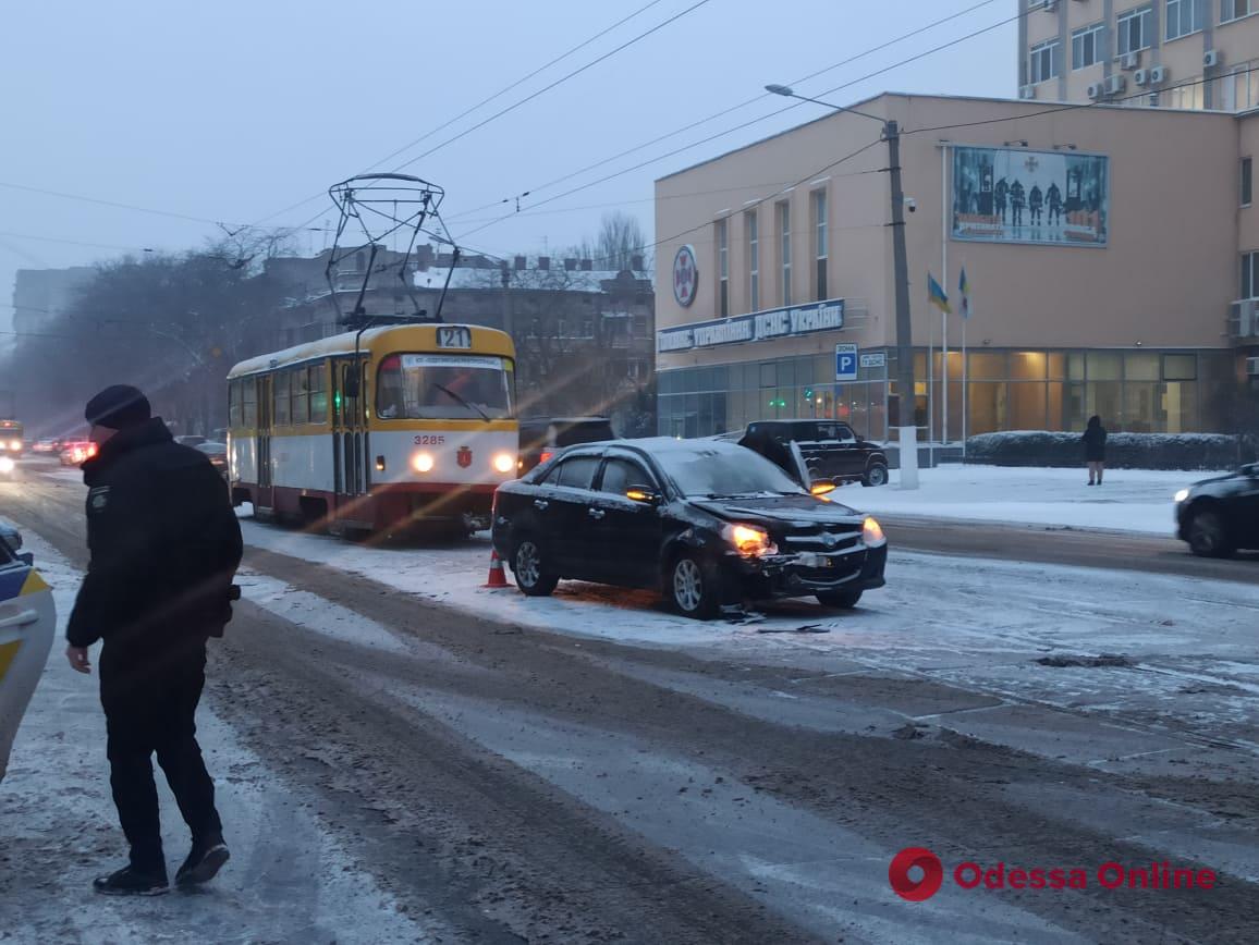 На Прохоровской столкнулись три авто