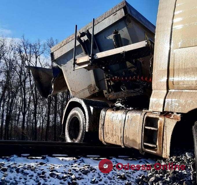 На Одесской железной дороге поезд столкнулся с грузовиком: водитель пострадал