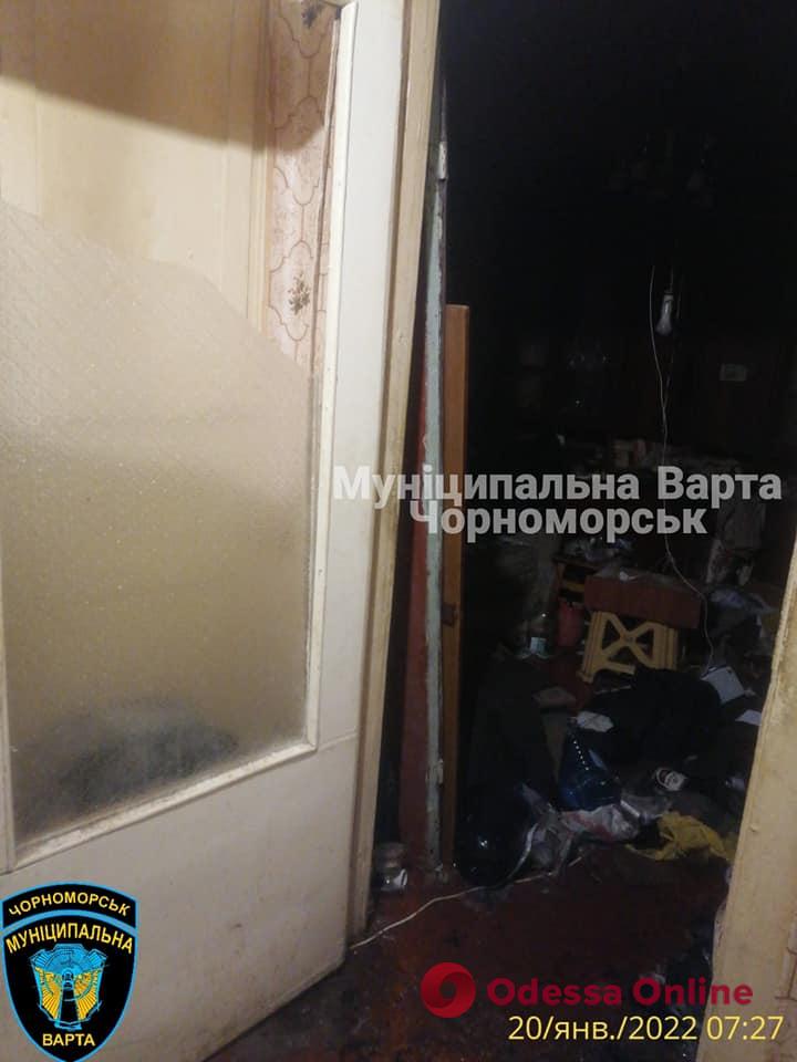 В Черноморске неизвестные ворвались в квартиру и избили двух мужчин