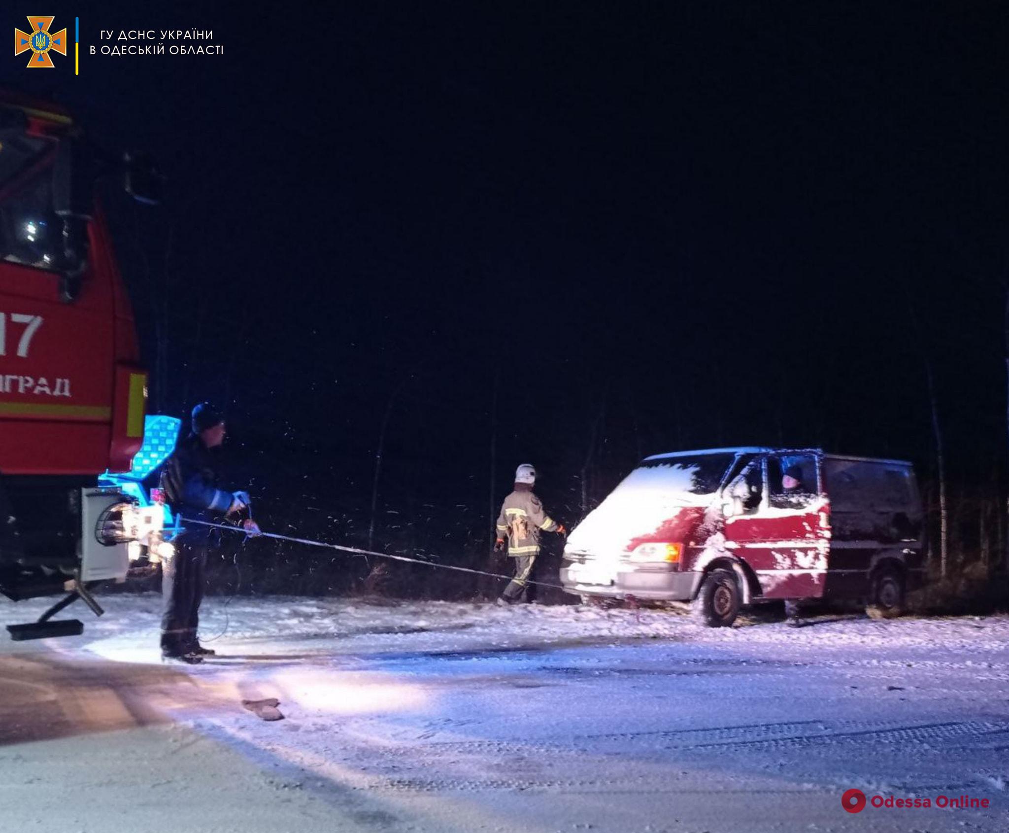 На трассе в Одесской области три авто попали в снежную ловушку
