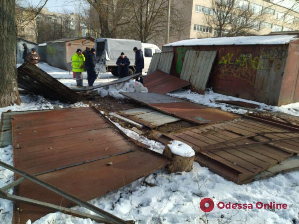 Во дворах одесских многоэтажек начали сносить незаконные гаражи