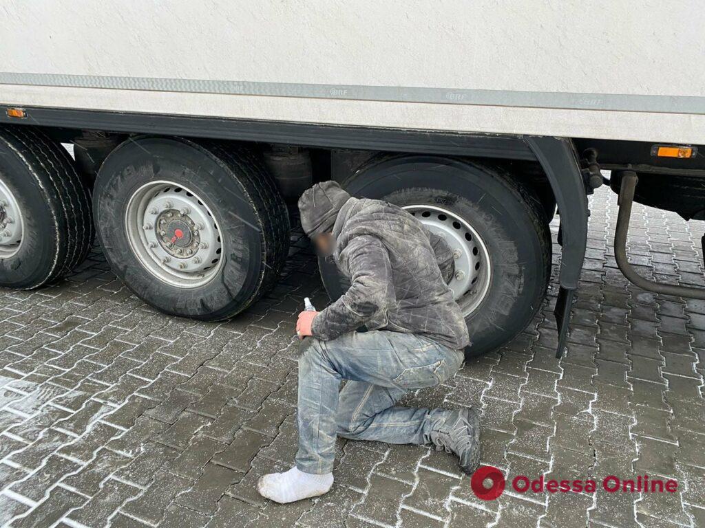 «Путешествовали» под полуприцепом грузовика: одесские пограничники задержали нелегалов (видео)