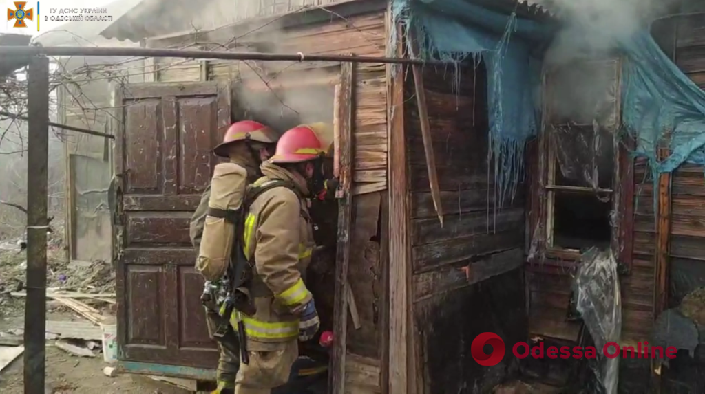 В Одесской области горел деревянный дом