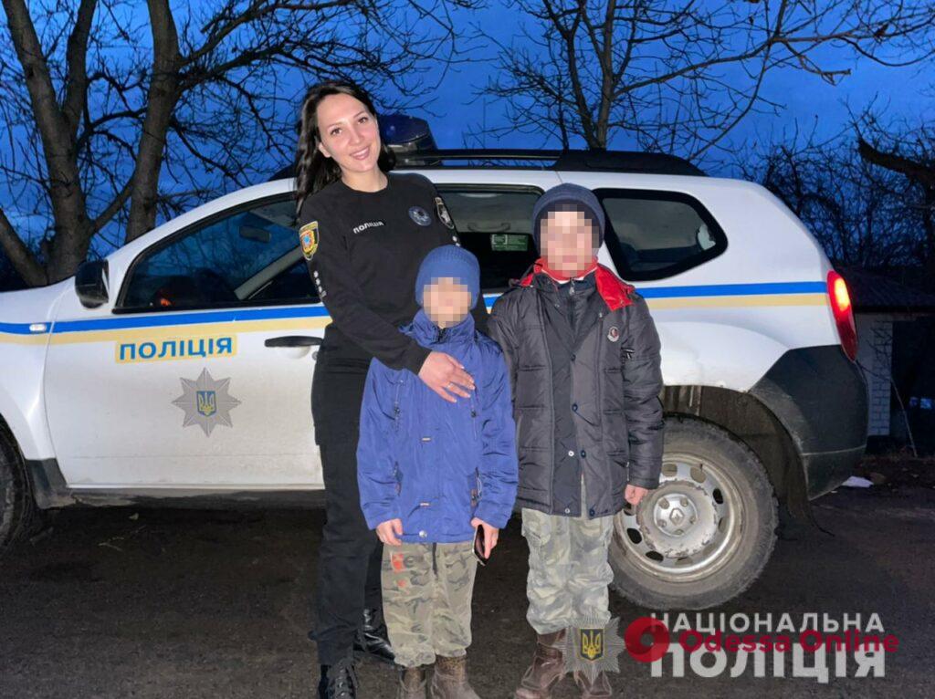 В легких куртках и без обуви: двое маленьких детей сбежали в Одесскую область от родителей