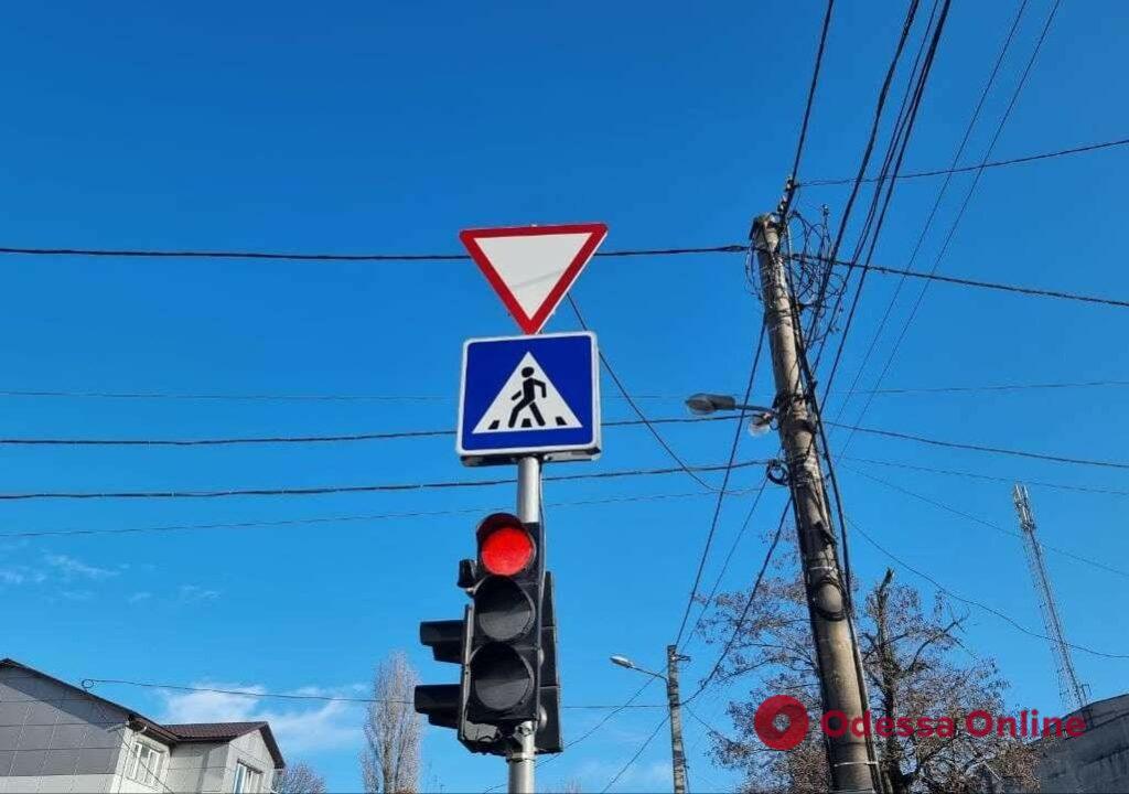 Одесские коммунальщики восстановили дорожные знаки на пяти перекрестках