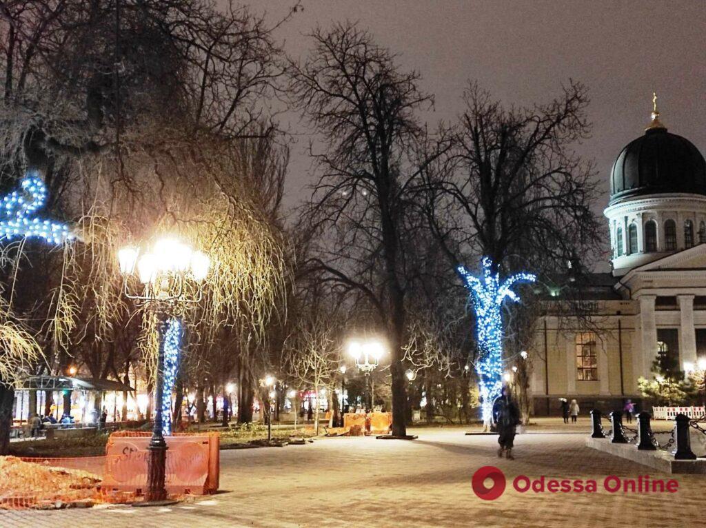 В Одессе на Соборной площади и Крымском бульваре устанавливают освещение