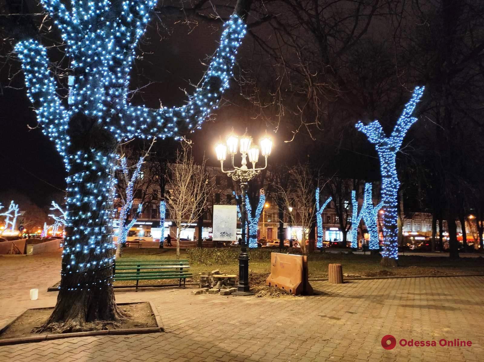 В Одессе на Соборной площади и Крымском бульваре устанавливают освещение