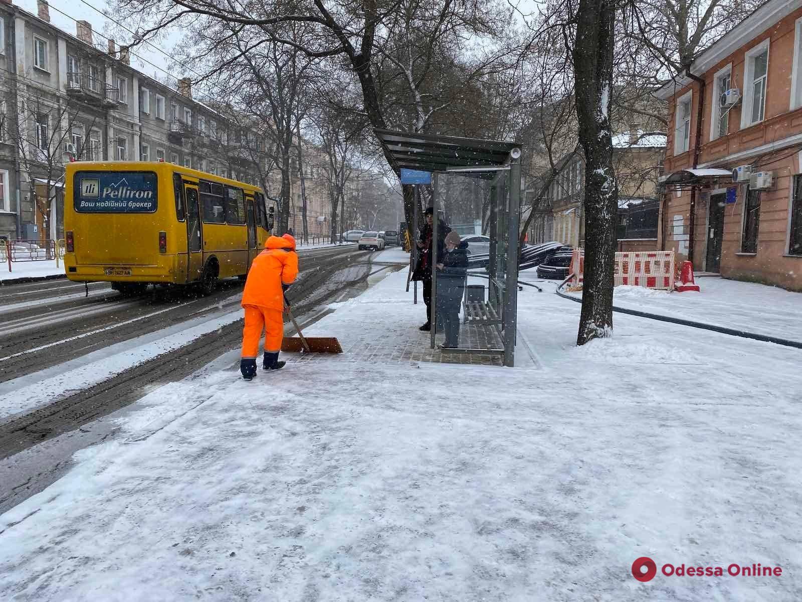 Снег на улицах Одессы убирают полторы тысячи человек