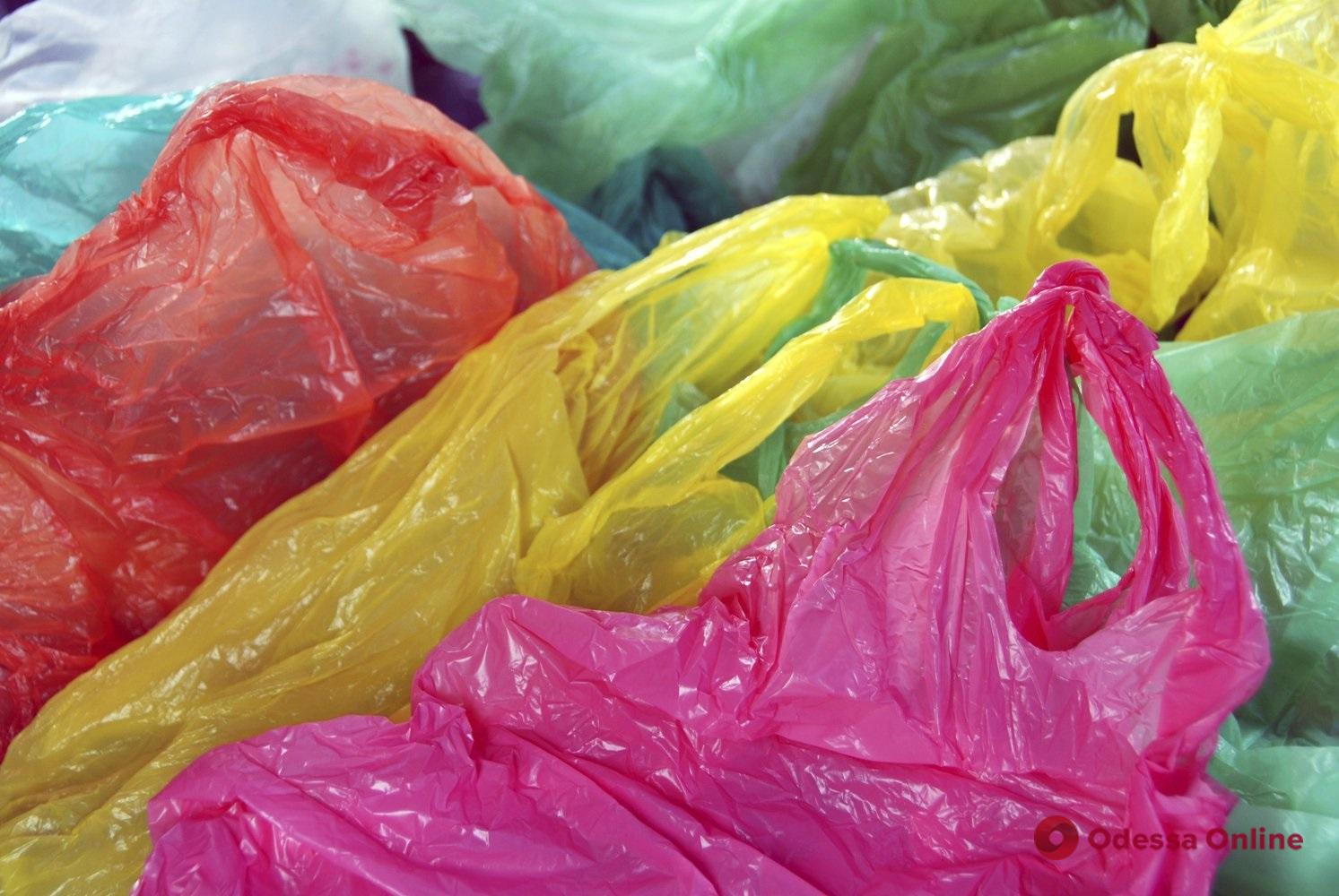 Минимум две гривны: с 1 февраля в Украине дорожают пластиковые пакеты