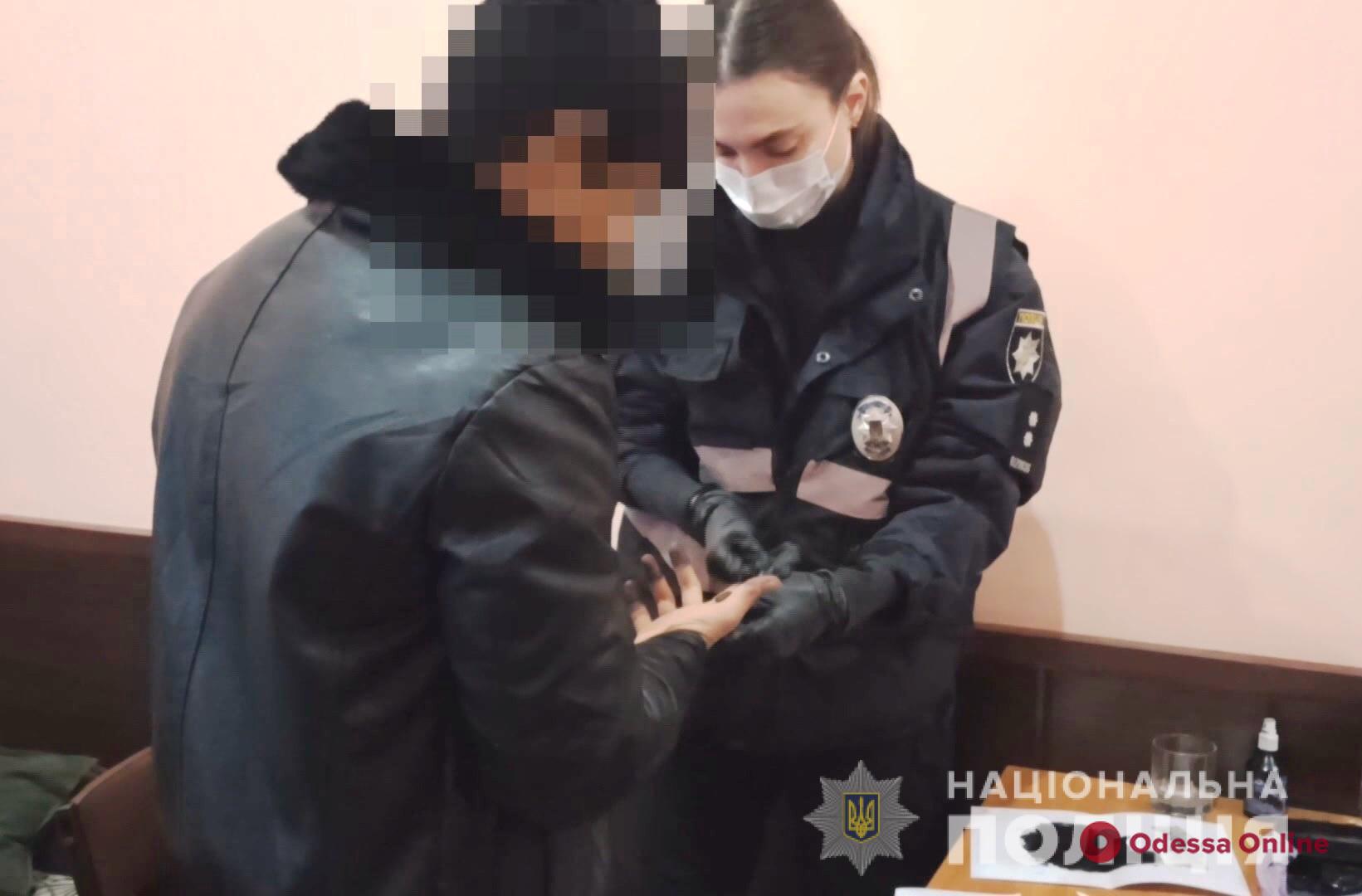 Избили даже девушку: в Одессе задержали трех человек, занимавшихся грабежами и разбоями (видео)