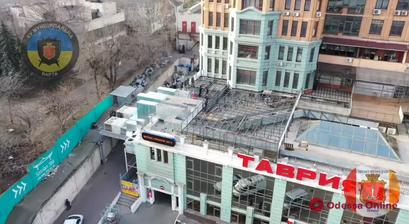 В Аркадии на крыше супермаркета демонтировали незаконные конструкции