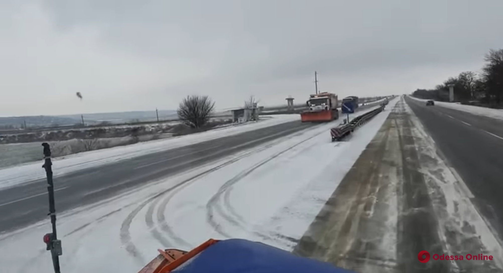 Снег на трассах Одесской области убирают более 70 единиц спецтехники