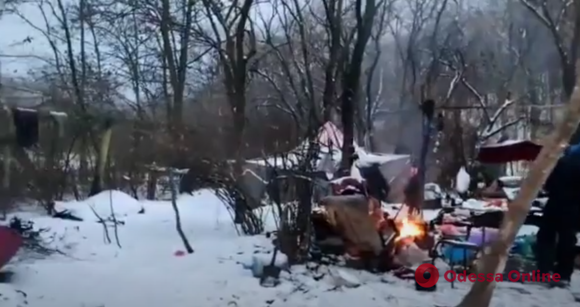 Антисанитария и асоциальное поведение: бездомные разбили палаточный городок на склонах в Одессе (видео)