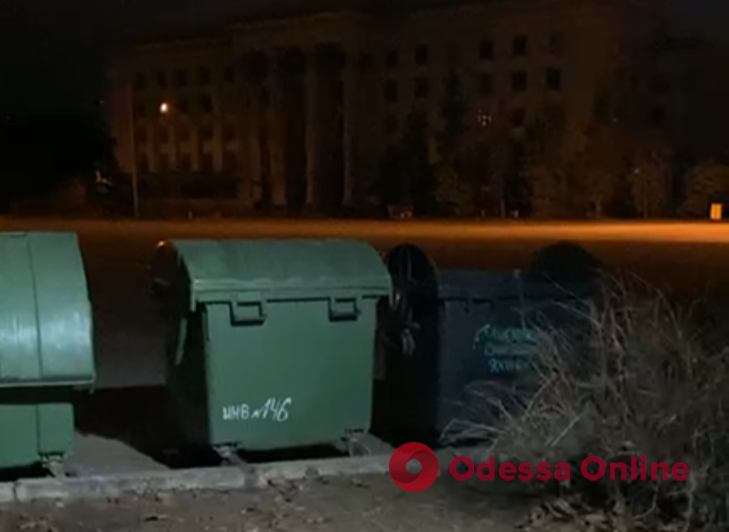 В Одессе неизвестные выбросили старушку в мусорный бак и оставили возле пункта обогрева на Куликовом поле