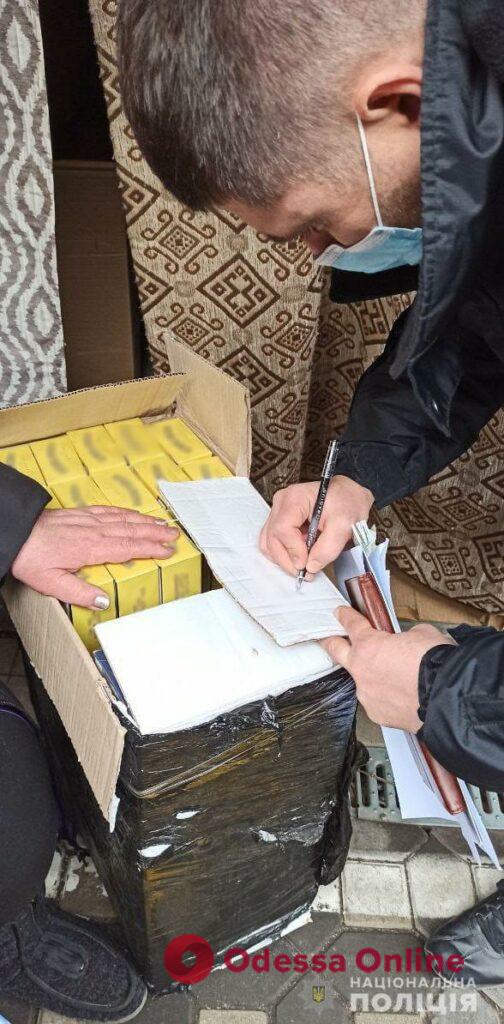 Одесская продавщица хранила у себя в павильоне около пяти тысяч контрабандных пачек сигарет