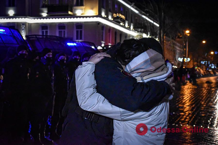 В новогоднюю ночь в центре Одессы боец Нацгвардии сделал предложение руки и сердца своей любимой
