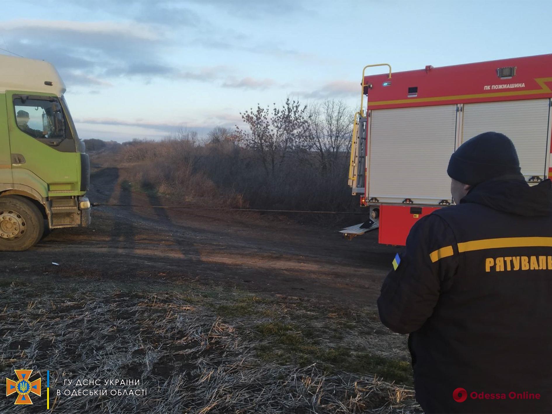Одесские спасатели достали из кювета грузовик