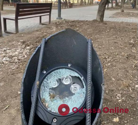 На Крымском бульваре вандалы разбили семь новых светильников
