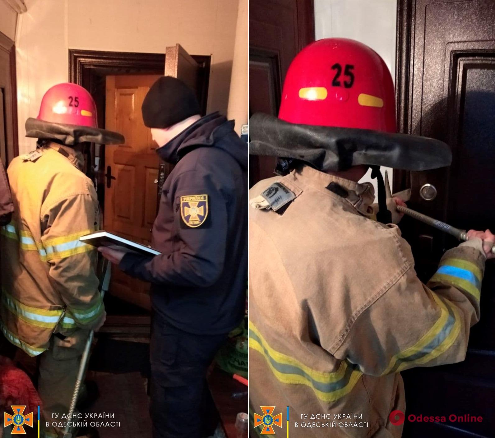 В Подольске спасатели вскрыли двери в квартиру, где находился мужчина без сознания