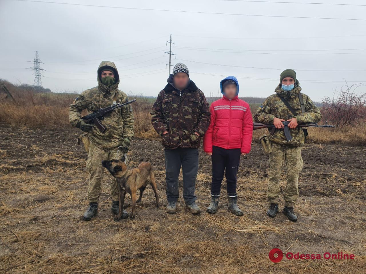 В Одесской области пограничники остановили двух нарушителей – отец перешел границу, а сын пытался его остановить