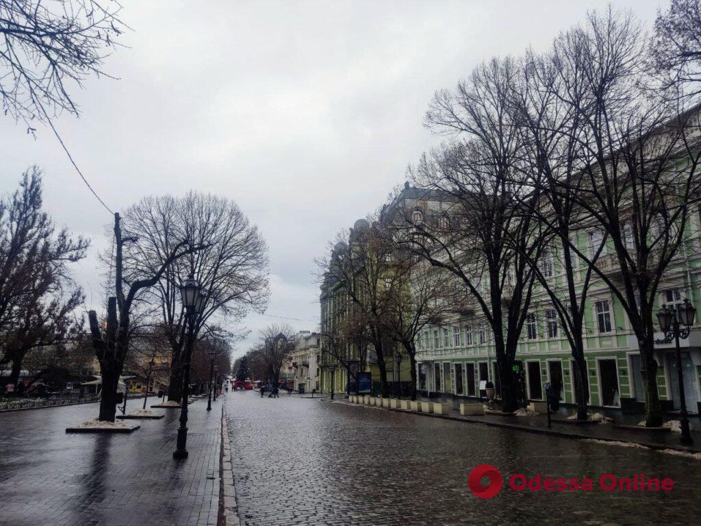 Малолюдно и мокро: первое утро 2022 года в Одессе (фоторепортаж)
