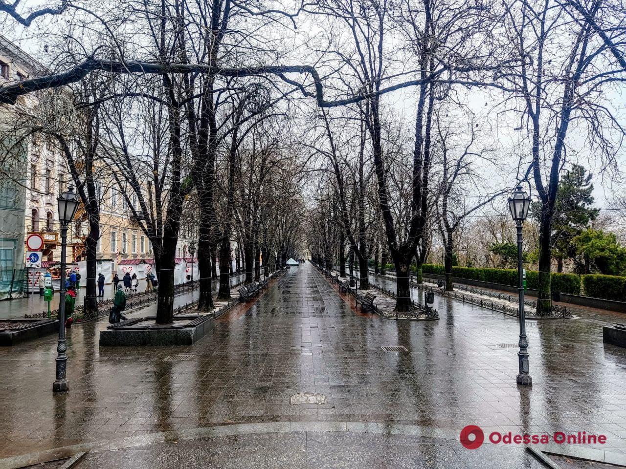 Малолюдно и мокро: первое утро 2022 года в Одессе (фоторепортаж)